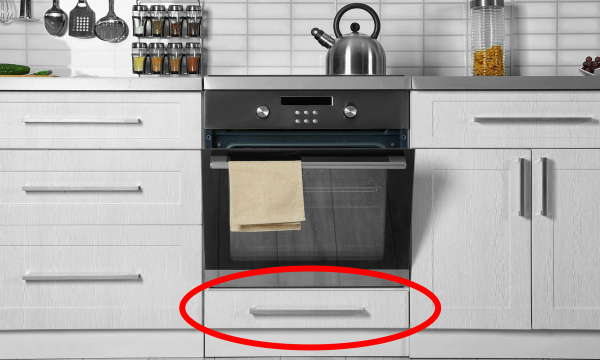 Для чего на самом деле нужен ящик под духовкой: для многих хозяек это станет открытием
