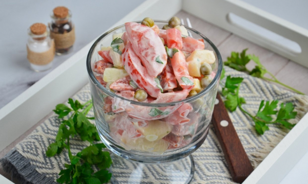 Такого вкусного салата еще не пробовали: нужны лишь 3 ингредиента