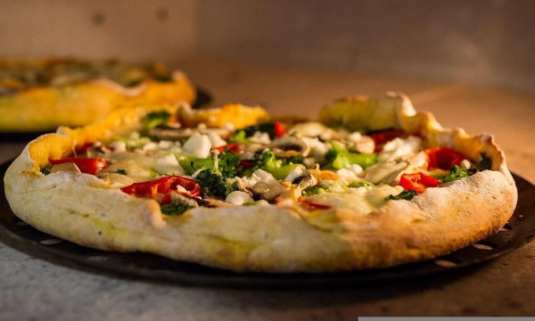 Проще не бывает: рецепт вкусной пиццы, которая готовится на сковороде за 5 минут