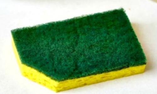 Зачем нужно обязательно обрезать уголок у посудной губки